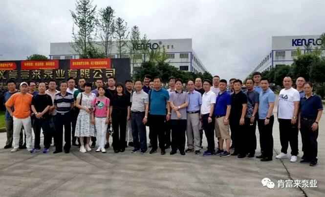 与会人员在遵义三亚修远智能科技有限公司有限公司大门口合影留念